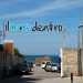 Proseguiamo su via dello Speziale ed eccoci di fronte allentrata del lido privato Il mare dentro, conosciuto fin dagli anni 50 come Lido amarissimo, ovvero la spiaggia dei dipendenti delle Poste